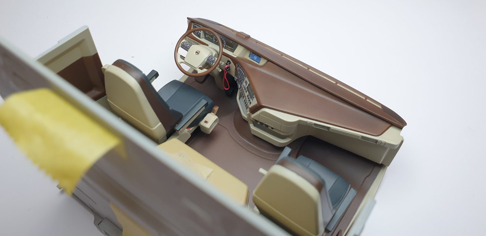FH4 - Italeri - detail interiéru s klíčkem přímo do Volva ;-)